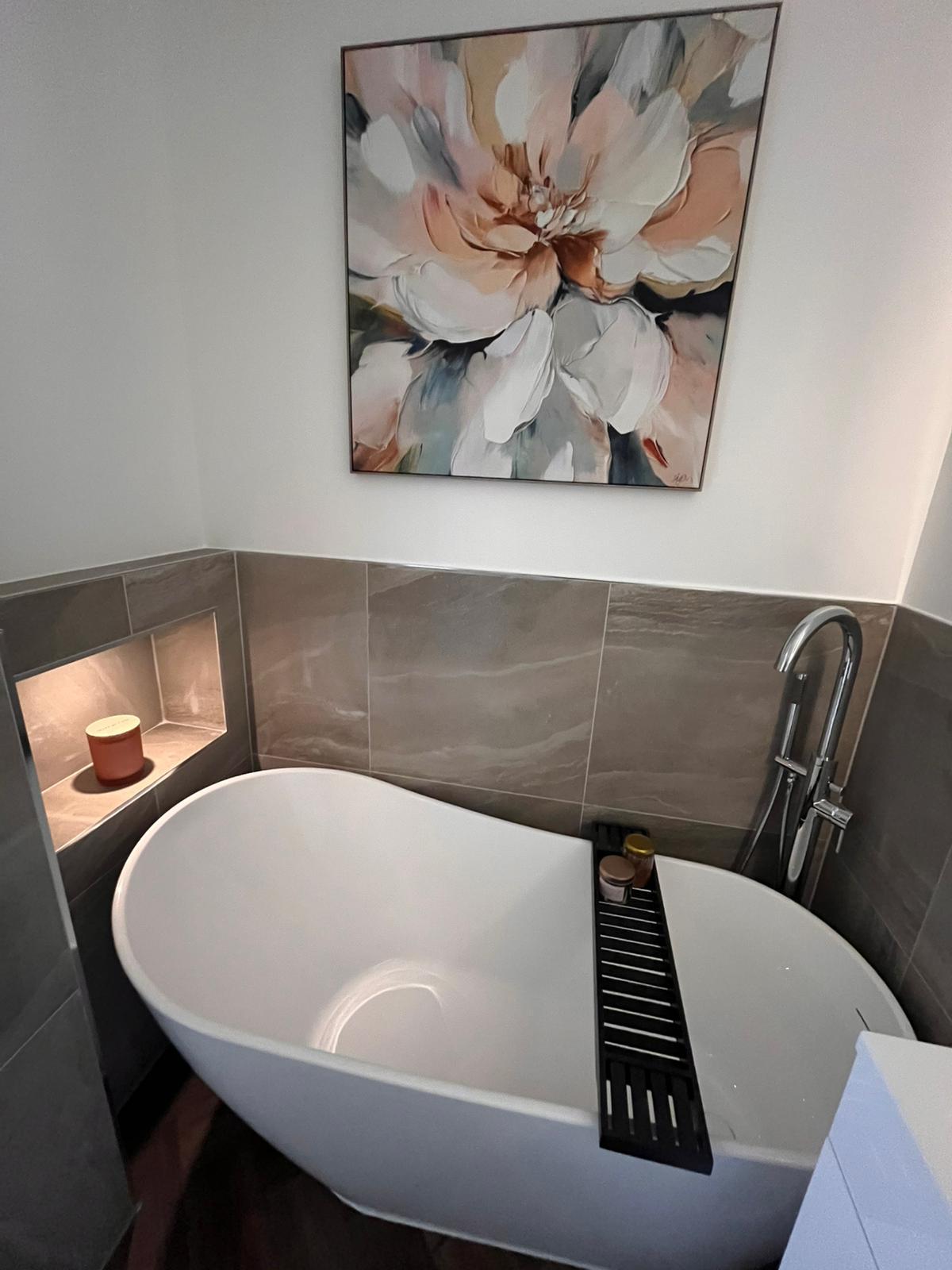 Bath with feature niche thumbnail
